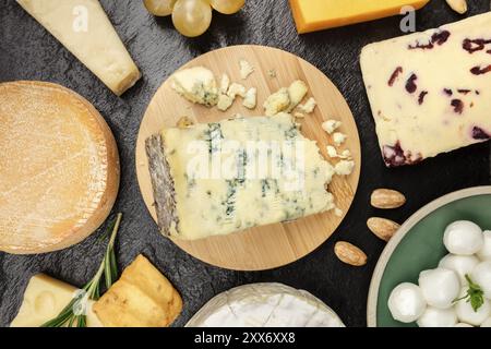 Un assortiment de différents types de fromages, tourné à partir de ci-dessus, sur un fond noir texture Banque D'Images