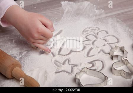 Faire des biscuits de Noël faits maison Banque D'Images