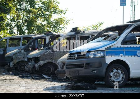 Des voitures incendiées après un incendie criminel sur des voitures de police dans le centre-ville de Magdebourg le 8 septembre 2016 Banque D'Images