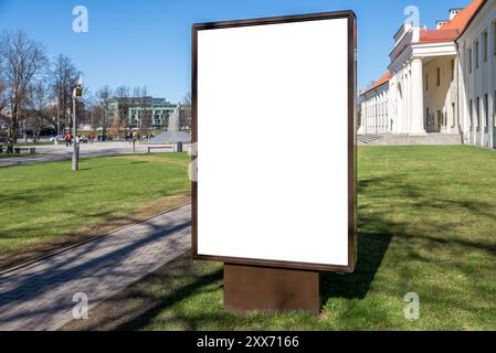 Maquette de panneau d'affichage en bois. Visionneuse vierge pour affiches publicitaires extérieures dans le parc Banque D'Images