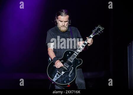 Porto, Portugal. 23 août 2024. Billy Duffy, guitariste principal du groupe de rock anglais The Cult, est vu en train de jouer le 2ème jour du festival de musique Vilar de Mouros qui se tient du 21 au 24 août 2024 dans le nord du Portugal. Crédit : SOPA images Limited/Alamy Live News Banque D'Images