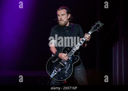 Porto, Portugal. 23 août 2024. Billy Duffy, guitariste principal du groupe de rock anglais The Cult, est vu en train de jouer le 2ème jour du festival de musique Vilar de Mouros qui se tient du 21 au 24 août 2024 dans le nord du Portugal. Crédit : SOPA images Limited/Alamy Live News Banque D'Images