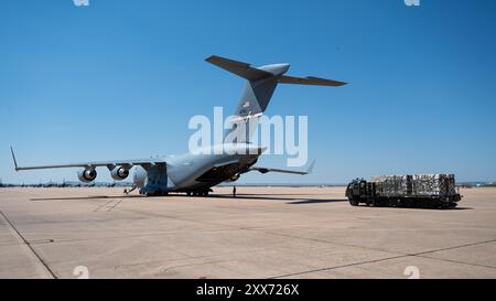 Joshua Greenbaum, chef-d'escadron de l'US Air Force, surintendant des fonctions aéroportuaires du 7e escadron de préparation logistique, est sous les ordres d'un C-17 Globemaster du 89e escadron de transport aérien, base aérienne de Wright-Patterson, Ohio, à la base aérienne de Dyess, Texas, le 12 août 2024. Le 7th LRS transport terrestre a livré 40 000 livres de fret humanitaire à la fonction de terminal aérien qui a palettisé et mis en scène les marchandises pour le transport ultérieur. La mission d’envoyer des aliments non périssables en République dominicaine a permis aux aviateurs du 7e LRS d’avoir un impact direct sur les familles du monde entier. (Photo de l'US Air Force Banque D'Images