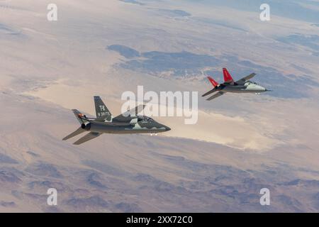 Des prototypes T-7A Red Hawk et BTX-1 supplémentaires sont arrivés à la base aérienne d'Edwards le 21 août 2024 pour améliorer le programme global d'essais en vol du T-7A. Le commandant du 416th FLTS, le lieutenant-colonel Charles Brantigan, et le directeur de la force d'essai intégrée du T-7A, le lieutenant-colonel Jonathan Aronoff, accompagnent les pilotes d'essai de Boeing dans le transport de l'avion depuis le site de fabrication de Louis, Missouri. Banque D'Images