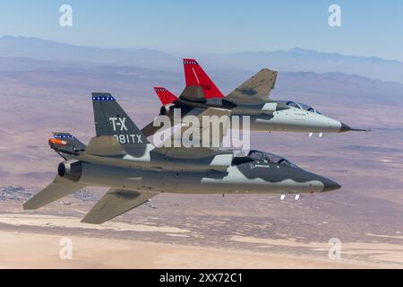 Des prototypes T-7A Red Hawk et BTX-1 supplémentaires sont arrivés à la base aérienne d'Edwards le 21 août 2024 pour améliorer le programme global d'essais en vol du T-7A. Le commandant du 416th FLTS, le lieutenant-colonel Charles Brantigan, et le directeur de la force d'essai intégrée du T-7A, le lieutenant-colonel Jonathan Aronoff, accompagnent les pilotes d'essai de Boeing dans le transport de l'avion depuis le site de fabrication de Louis, Missouri. Banque D'Images
