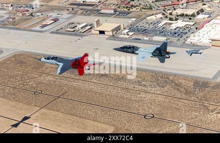 Des prototypes T-7A Red Hawk et BTX-1 supplémentaires sont arrivés à la base aérienne d'Edwards le 21 août 2024 pour améliorer le programme global d'essais en vol du T-7A. Le commandant du 416th FLTS, le lieutenant-colonel Charles Brantigan, et le directeur de la force d'essai intégrée du T-7A, le lieutenant-colonel Jonathan Aronoff, accompagnent les pilotes d'essai de Boeing dans le transport de l'avion depuis le site de fabrication de Louis, Missouri. Banque D'Images