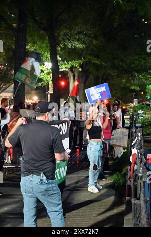 Raleigh, Caroline du Nord, États-Unis, 22 août 2024; une quarantaine de manifestants arborent des pancartes, brandissent des drapeaux et scandent des slogans anti-guerre et anti-Parti démocratique sur la guerre entre Israël et le Hamas à Gaza. La manifestation s'est déroulée devant le siège du Parti démocrate de Caroline du Nord à Raleigh pendant la dernière nuit de la Convention nationale démocrate. Credit d Guest Smith / Alamy Live News Banque D'Images