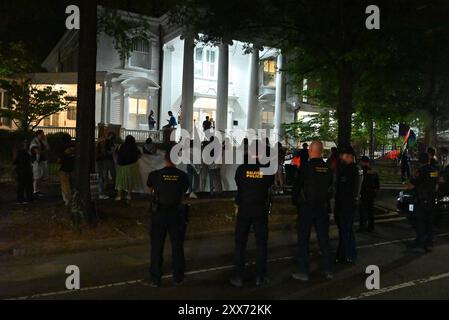 Raleigh, Caroline du Nord, États-Unis, 22 août 2024; une quarantaine de manifestants arborent des pancartes, brandissent des drapeaux et scandent des slogans anti-guerre et anti-Parti démocratique sur la guerre entre Israël et le Hamas à Gaza. La manifestation s'est déroulée devant le siège du Parti démocrate de Caroline du Nord à Raleigh pendant la dernière nuit de la Convention nationale démocrate. Credit d Guest Smith / Alamy Live News Banque D'Images