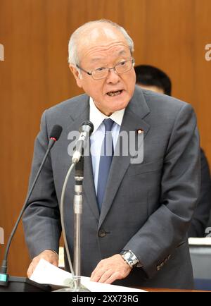 Tokyo, Japon. 23 août 2024. Le ministre japonais des Finances Shunichi Suzuki répond à une question lors de la session du comité financier de la Chambre basse à la Diète nationale à Tokyo le vendredi 23 août 2024. (Photo de Yoshio Tsunoda/AFLO) Banque D'Images