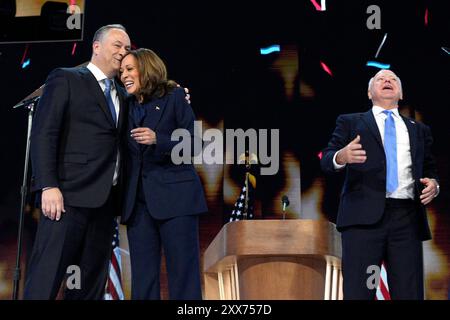 Chicago, États-Unis. 22 août 2024. La vice-présidente AMÉRICAINE et candidate démocrate à la présidence Kamala Harris avec le second gentleman Doug Emhoff et le vice-président nommé gouverneur du Minnesota Tim Walz célèbrent après son discours d'acceptation à la Convention nationale démocrate à Chicago, Illinois, le 22 août 2024. Photo de Yuri Gripas/ABACAPRESS. COM Credit : Abaca Press/Alamy Live News Banque D'Images