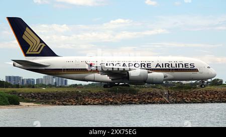 Airbus A380 Singapore Airlines sur la piste de l'aéroport de Sydney Banque D'Images