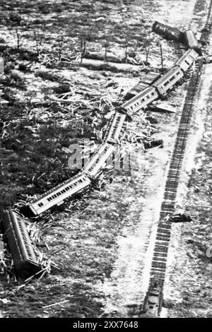 Le train de secours du Florida East Coast Railway Overseas Railroad déraille par une onde de tempête de l'ouragan Labor Day de 1935, une tempête de catégorie 5, à Islamorada dans les Keys de Floride. (ÉTATS-UNIS) Banque D'Images