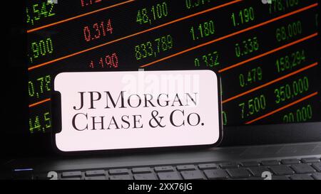 Chine. 23 août 2024. Dans cette illustration photo, le logo JPMorgan Chase & Co est affiché sur un smartphone avec une bourse et un fond de clavier d'ordinateur portable. Crédit : SOPA images Limited/Alamy Live News Banque D'Images