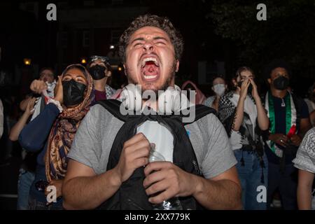 Les manifestants scandent alors qu'ils se joignent à une manifestation pro-palestinienne à l'Université George Washington le 22 août 2024. Au cours du semestre de printemps 2024, les manifestants ont occupé le chantier naval de l'Université George Washington pendant deux semaines qui ont été nettoyées par la police le 8 mai, avec plus de 30 étudiants arrêtés. Crédit : Aashish Kiphayet/Alamy Live News Banque D'Images