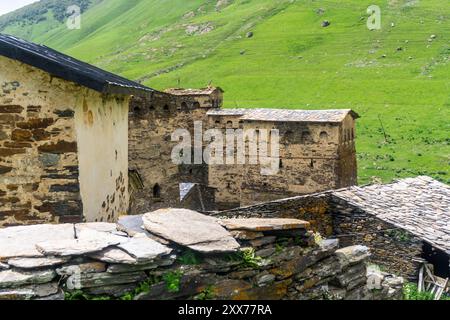 Tours médiévales en pierre avec des failles, maisons en pierre et toits du village d'Ushguli Banque D'Images