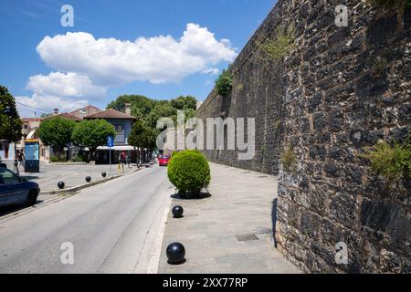 11 août 2023 - Ioannina, Grèce - Rue dans la belle ville de Ioannina, la capitale de la région Banque D'Images