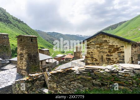 Tours médiévales en pierre avec des failles, maisons en pierre et toits du village d'Ushguli Banque D'Images