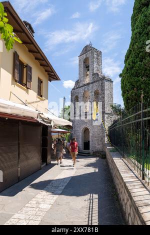 11 août 2023 - Ioannina, Grèce - Rue sur la petite île du lac Pamvotida, avec des gens appréciant le joli village Banque D'Images