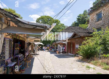 11 août 2023 - Ioannina, Grèce - Rue sur la petite île du lac Pamvotida, avec des gens appréciant le joli village Banque D'Images