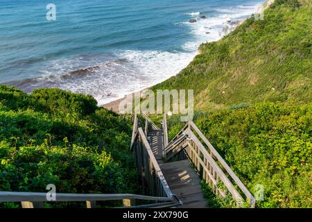 Escalier en bois menant à la plage à Mohegan Bluffs, Block Island, Rhode Island, États-Unis. Août 2024. Banque D'Images