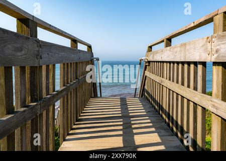 Escalier en bois menant à la plage à Mohegan Bluffs, Block Island, Rhode Island, États-Unis. Août 2024. Banque D'Images