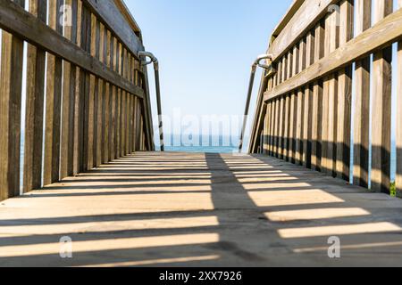 Escalier en bois menant à la plage à Mohegan Bluffs, Block Island, Rhode Island, États-Unis. Août 2024. Banque D'Images