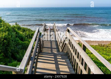 Escalier en bois menant à la plage à Mohegan Bluffs, Block Island, Rhode Island, États-Unis. Août 2024. Banque D'Images