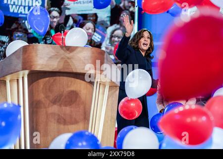 Chicago, États-Unis. 22 août 2024. Le vice-président Kamala Harris quitte la scène à la fin du quatrième jour de la Convention nationale démocrate de 2024 qui s'est tenue au United Center à Chicago, Illinois, le 22 août 2024. (Photo de Nathan Howard/Sipa USA) crédit : Sipa USA/Alamy Live News Banque D'Images