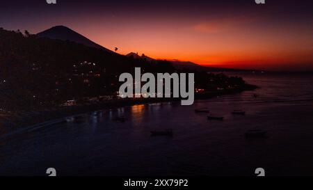 Vue panoramique drone de la côte avec volcan au crépuscule à Bali. Banque D'Images