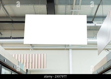 Maquette et panneau d'affichage blanc d'écran blanc vierge pour la publicité ou l'information accrochée. Panneau d'affichage vierge en cours d'un salon ou d'un événement. Publicité bil Banque D'Images