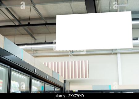 Panneau d'affichage vierge en cours d'un salon ou d'un événement. Panneau publicitaire vierge suspendu dans le supermarché. Maquette et panneau d'affichage blanc vierge Banque D'Images