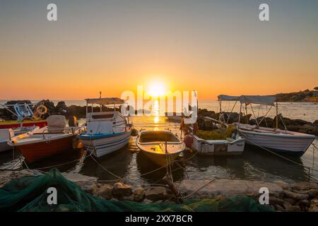 Vue aérienne de dessus de beaucoup de bateaux et yachts amarrés dans la marina. Près de Cameo Island Zakynthos, Grèce Banque D'Images