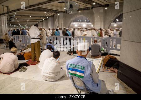 La Mecque, Arabie Saoudite - 6 juin 2024 : un vieil homme, pèlerin du Hadj et de la Oumrah d'Ouzbékistan assis et lisant le Coran à Masjidil Haram, Grande Mosquée de ma Banque D'Images