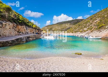 Grèce.Vue aérienne de Porto Vromi avec de nombreux bateaux de pêche et de plaisance touristiques dans la baie bleue.Zakynthos - île de Zante. Banque D'Images