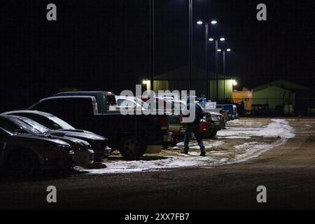 Les rughnecks se rassemblent pour combattre ou regarder d'autres se battre lors d'un événement d'arts martiaux mixtes à Sidney, Montana. Banque D'Images