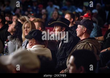 Les rughnecks se rassemblent pour combattre ou regarder d'autres se battre lors d'un événement d'arts martiaux mixtes à Sidney, Montana. Banque D'Images