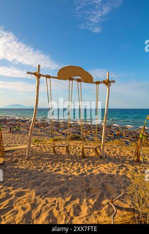 Balançoire en bois sur la plage avec mer et ciel bleu à Zakynthos Grèce à Banana Beach Banque D'Images