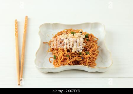 Mie Goreng Ala Mie Gacoan, nouilles sautées à l'huile de piment et sauce soja sucrée, nappées de poulet épicé Banque D'Images