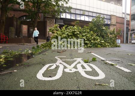 Une branche d'arbre bloque une piste cyclable dans le centre-ville de Leeds alors que la tempête Lilian frappe le Royaume-Uni. Date de la photo : vendredi 23 août 2024. Banque D'Images