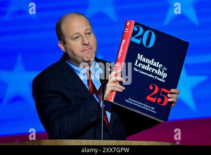 Chicago, États-Unis. 21 août 2024. PAS de courrier quotidien. AUCUN journal de New York ou du New Jersey ni aucun journal dans un rayon de 75 milles autour de New York.) - Le gouverneur Jared Polis (démocrate du Colorado) prononce une allocution lors de la Convention nationale démocrate 2024 au United Center à Chicago, il, USA, le mercredi 21 août, 2024. le thème de la troisième nuit est " Une lutte pour nos libertés " . Photo de Ron Sachs/CNP/ABACAPRESS. COM Credit : Abaca Press/Alamy Live News Banque D'Images