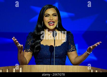 Chicago, États-Unis. 21 août 2024. PAS de courrier quotidien. AUCUN journal de New York ou du New Jersey ni aucun journal dans un rayon de 75 milles autour de New York.) - Mindy Kaling à la Convention nationale démocrate 2024 au United Center à Chicago, il, USA, le mercredi 21 août, 2024. le thème de la troisième nuit est " Une lutte pour nos libertés " . Photo de Ron Sachs/CNP/ABACAPRESS. COM Credit : Abaca Press/Alamy Live News Banque D'Images