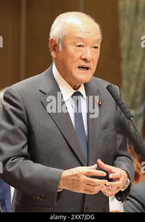 Tokyo, Japon. 23 août 2024. Le ministre japonais des Finances Shunichi Suzuki répond à une question lors de la session du comité financier de la Chambre haute à la Diète nationale à Tokyo le vendredi 23 août 2024. (Photo de Yoshio Tsunoda/AFLO) Banque D'Images