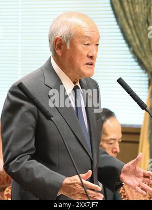 Tokyo, Japon. 23 août 2024. Le ministre japonais des Finances Shunichi Suzuki répond à une question lors de la session du comité financier de la Chambre haute à la Diète nationale à Tokyo le vendredi 23 août 2024. (Photo de Yoshio Tsunoda/AFLO) Banque D'Images