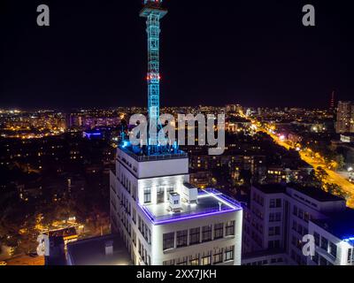 Vue aérienne de nuit sur le toit du bâtiment Derzhprom avec la ville illuminée de Kharkiv, Ukraine Banque D'Images