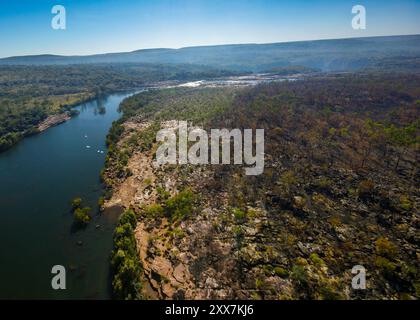 Oiseaux blancs survolant Mitchell River sur le plateau Mitchell, Kimberleys, Australie occidentale, vue aérienne Banque D'Images