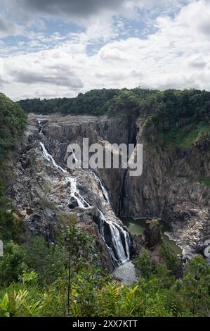 Une vue portrait des chutes de Barron qui descendent le gouffre pittoresque de la gorge de la rivière Barron pendant la saison sèche de l'extrême nord du Queensland en Australie. Banque D'Images