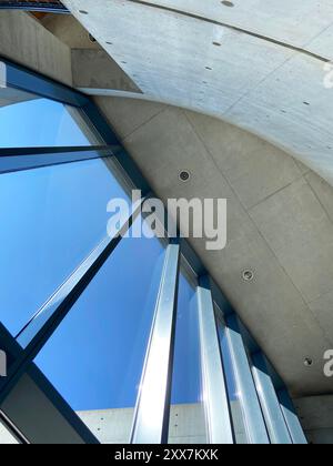 Regardant le plafond en béton. Voir le ciel bleu clair à travers la fenêtre. Banque D'Images