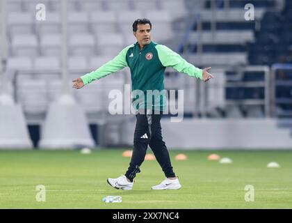 AL SADD SC vs Al ARABI SC -OOREDOO STARS LEAGUE QATAR L'entraîneur-chef d'Al-Arabi SC Younes Ali Rahmati réagit lors du match Ooredoo Stars League 24/25 entre Al-Sadd SC et Al-Arabi SC au stade Jassim Bin Hamad à Doha, Qatar, le 22 août 2024. DOHA Qatar Copyright : xNOUSHADx Banque D'Images