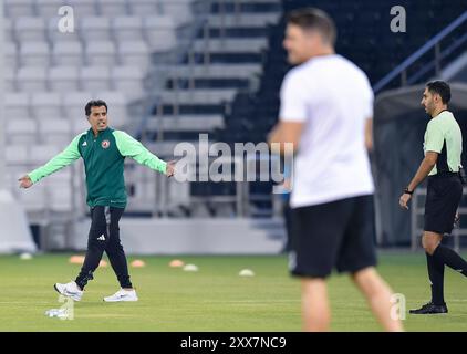 AL SADD SC vs Al ARABI SC -OOREDOO STARS LEAGUE QATAR L'entraîneur-chef d'Al-Arabi SC Younes Ali Rahmati réagit lors du match Ooredoo Stars League 24/25 entre Al-Sadd SC et Al-Arabi SC au stade Jassim Bin Hamad à Doha, Qatar, le 22 août 2024. DOHA Qatar Copyright : xNOUSHADx Banque D'Images