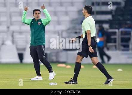 AL SADD SC vs Al ARABI SC -OOREDOO STARS LEAGUE QATAR L'entraîneur-chef d'Al-Arabi SC Younes Ali Rahmati réagit lors du match Ooredoo Stars League 24/25 entre Al-Sadd SC et Al-Arabi SC au stade Jassim Bin Hamad à Doha, Qatar, le 22 août 2024. DOHA Qatar Copyright : xNOUSHADx Banque D'Images